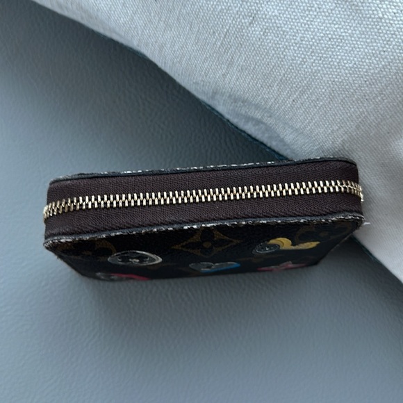 Louis Vuitton authentic wallet with zipper enclosure - Picture 2 of 9